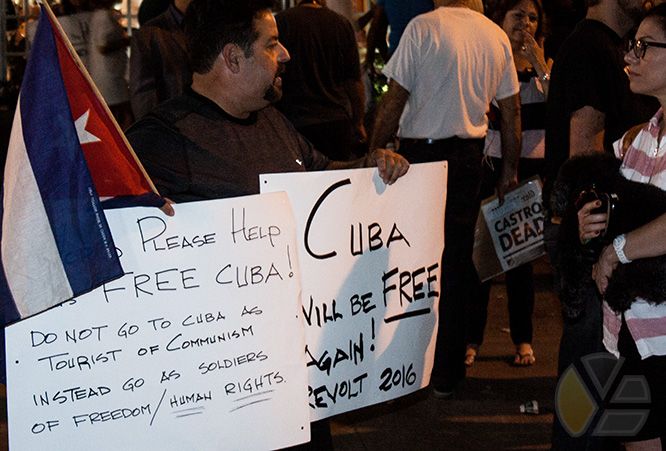 protestas_versailles_restaurante_cubanos_cubans_yadira_escobar_blog_fidel_castro_celebraciones_terrosismo_miamiense_miami_invasion_estados_unidos