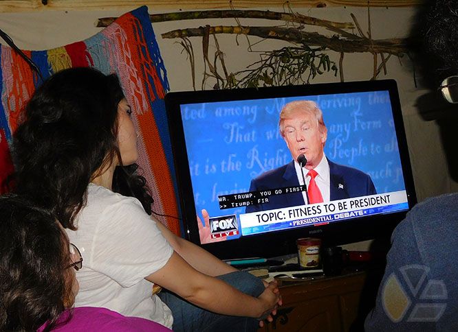 yadira_escobar_donald_trump_hillary_clinton_2016_photo_sukkah_sukkot_television_tv_debate_for_prison_women_for_mujeres_hispanics_democrats_elecciones_blog