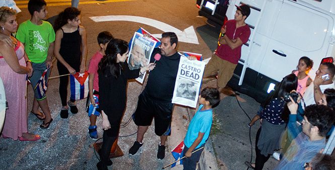 yadira_escobar_periodista_entrevista_journalist_blogger_microfono_rosado_luto_fidel_castro_preguntas_calle_miami_versailles_protestas_periodismo