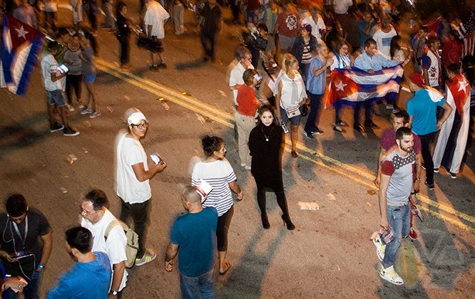yadira_escobar_tubella_blog_pictures_tacones_heels_shoes_flag_cuban_people_black_luto_mourning_miami_fidel_castro_contrarevolucion_castristas_anticastristas